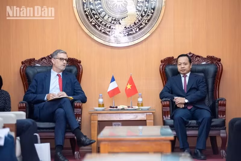 El secretario del Comité del Partido de la provincia vietnamita de Dien Bien, Tran Tien Dung, y el embajador de Francia en Hanói, Olivier Brochet. (Foto: Nhan Dan)