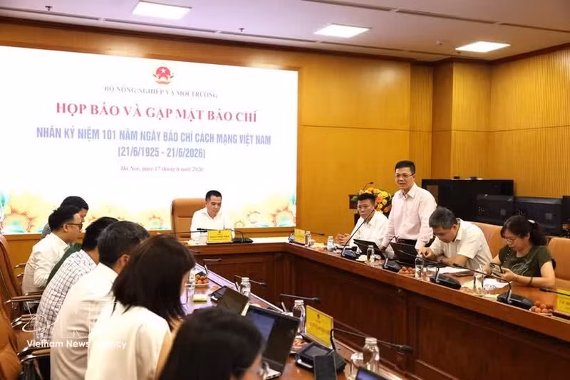 El director del Departamento de Ciencia y Tecnología del Ministerio de Agricultura y Medio Ambiente de Vietnam, Nguyen Van Long, en la rueda de prensa. (Foto: VNA)