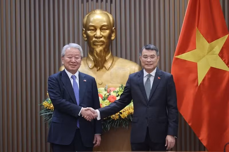 El primer ministro de Vietnam, Le Minh Hung (derecha), recibe a Tanaka Akihiko, presidente de la JICA. (Foto: VGP)