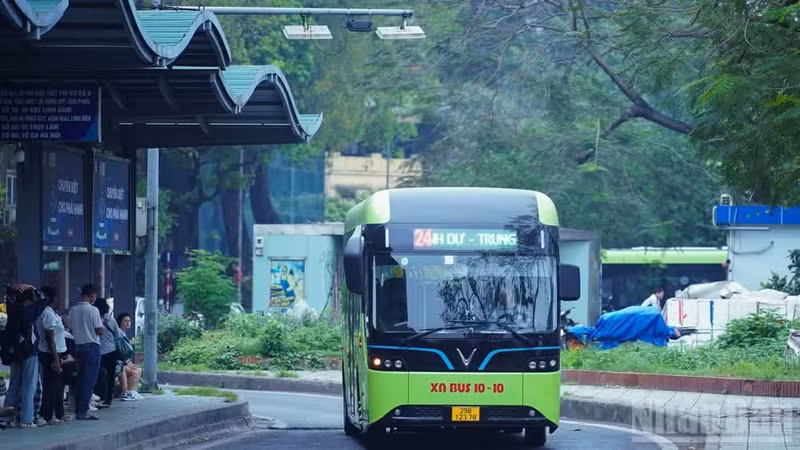 Muchos autobuses eléctricos modernos están sustituyendo gradualmente a los vehículos que utilizan combustibles fósiles. (Foto: Nhan Dan)