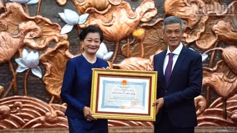 El embajador vietnamita en Camboya, Nguyen Minh Vu, entrega la Orden de la Amistad a la ex embajadora de Camboya en Vietnam, Chea Kimtha. (Foto: Nhan Dan)