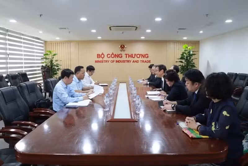 En la reunión. (Foto: Ministerio de Industria y Comercio de Vietnam)