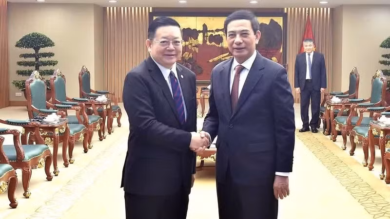 El viceprimer ministro y titular de Defensa de Vietnam, Phan Van Giang (derecha), recibe al secretario general de la Asean, Kao Kim Hourn. (Foto: VGP)