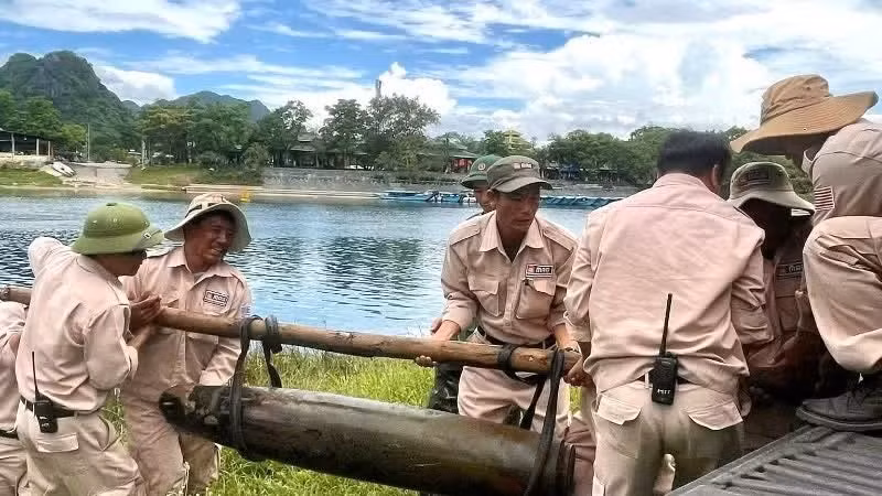 El Grupo Asesor de Bombas y Minas realiza las tareas de desactivación de la bomba. (Foto: Nhan Dan)