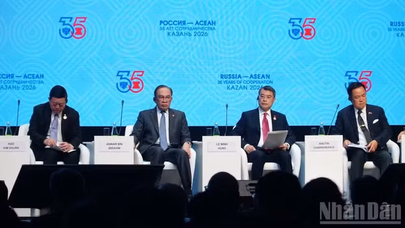 El primer ministro de Vietnam, Le Minh Hung, participa en la ceremonia inaugural del Foro Empresarial Asean-Rusia. (Foto: Nhan Dan)