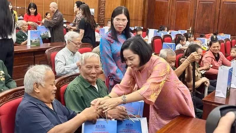 La vicepresidenta de la Asamblea Nacional de Vietnam Nguyen Thi Thanh entrega regalos a familias beneficiarias de políticas sociales en Dien Bien. (Foto: Nhan Dan)