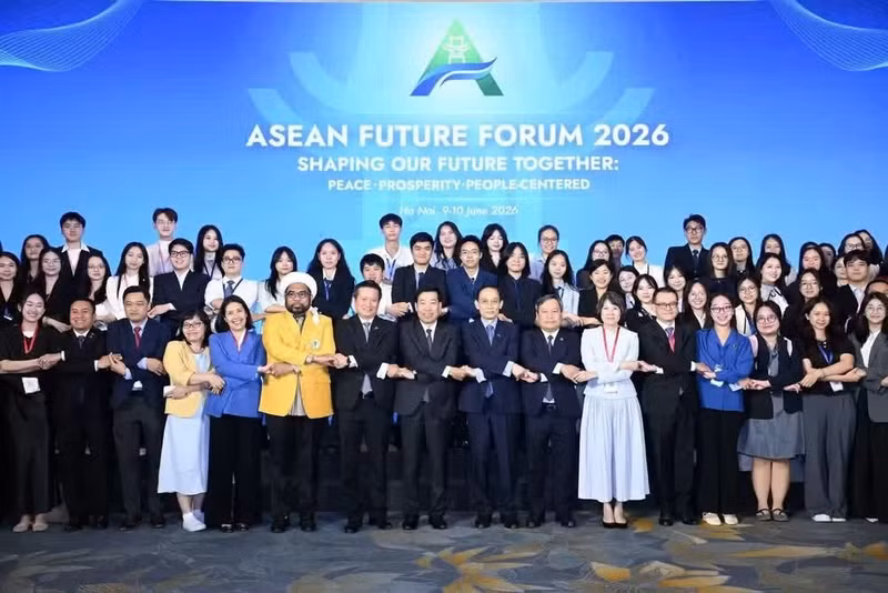 Los delegados posan para fotos en la sesión de clausura del Foro del Futuro de la Asean 2026. (Foto: Nhan Dan)