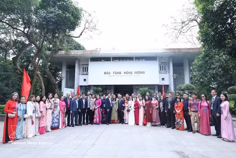 Una delegación de 60 vietnamitas ejemplares de 20 países y territorios ofrece incienso para conmemorar a los Reyes Hung. Foto: VNA