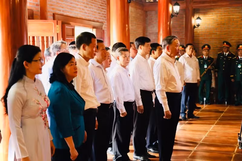 El secretario general del Partido Comunista y presidente de Vietnam, To Lam, y delegados ofrecen inciensos para rendir homenaje al Presidente Ho Chi Minh, el general Vo Nguyen Giap y la heroína mártir Vo Thi Sau.