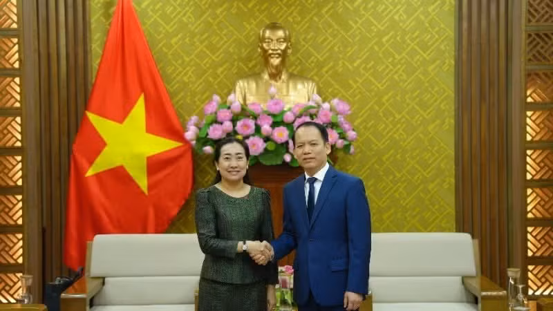 El ministro de Justicia de Vietnam, Hoang Thanh Tung, recibe a la embajadora de Camboya en el país, Touch Pharat. 