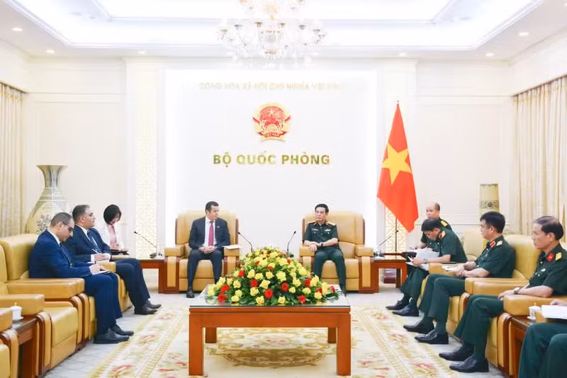 El viceprimer ministro y titular de Defensa de Vietnam, general Phan Van Giang, recibe al embajador de Argelia, Azeddine Bechka. (Foto: Nhan Dan)
