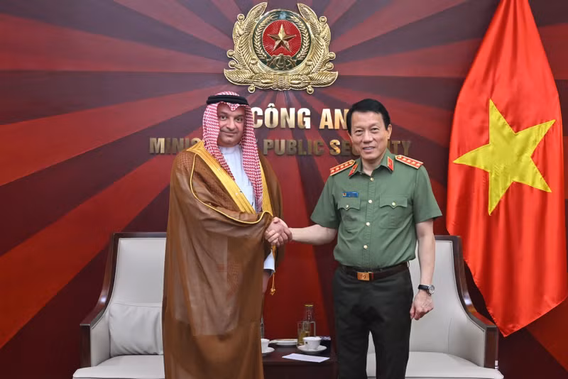 El ministro vietnamita de Seguridad Pública, general Luong Tam Quang, recibe al embajador saudí en Vietnam, Thamer Mohammed A. Algosaibi. (Foto: bocongan.gov.vn)