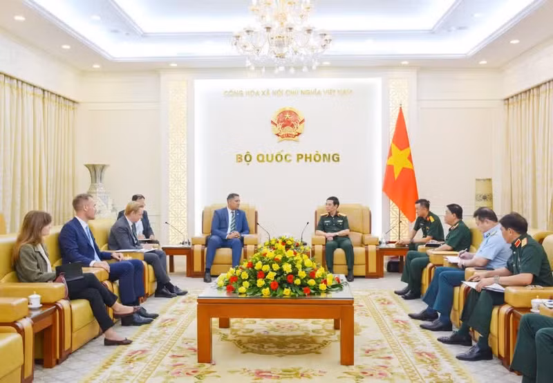 El viceprimer ministro y titular de Defensa de Vietnam, general Phan Van Giang, recibe al embajador de Suecia, Johan Ndisi. (Foto: Nhan Dan) 