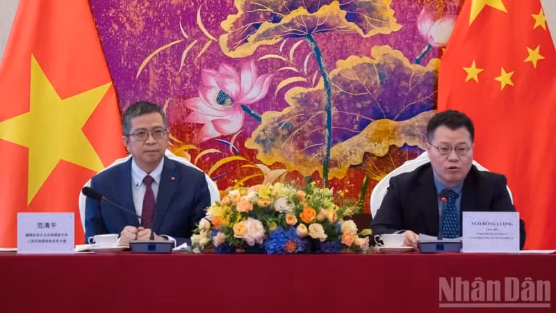 El embajador de Vietnam en China, Pham Thanh Binh, y el director general del Centro de Cooperación Internacional de la CNDR, Wu Hongliang.