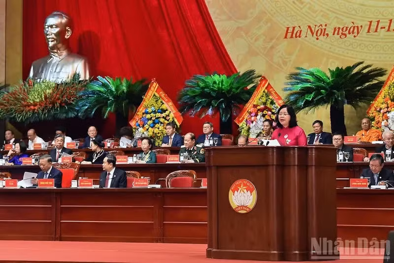 La presidenta del Comité Central del FPV, Bui Thi Minh Hoai, habla en la cita.