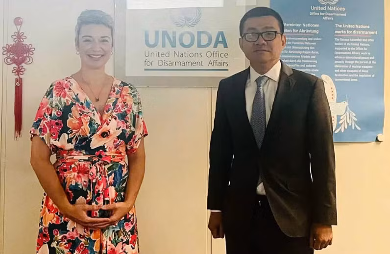 El representante permanente de Vietnam ante las Naciones Unidas (ONU) y otras organizaciones internacionales en Viena, Vu Le Thai Hoang, y Rebecca Jovin, jefa de la Oficina de Asuntos de Desarme de la ONU (UNODA). (Foto: baoquocte.vn)