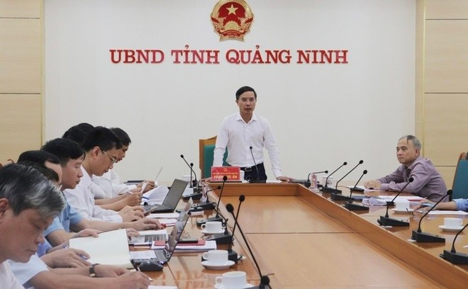 Pham Duc An, presidente del Comité Popular de Quang Ninh, habla en la reunión. (Foto: baoquangninh.vn)