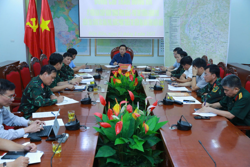 El viceprimer ministro Tran Hong Ha escucha los informes de las unidades (Foto: VGP)