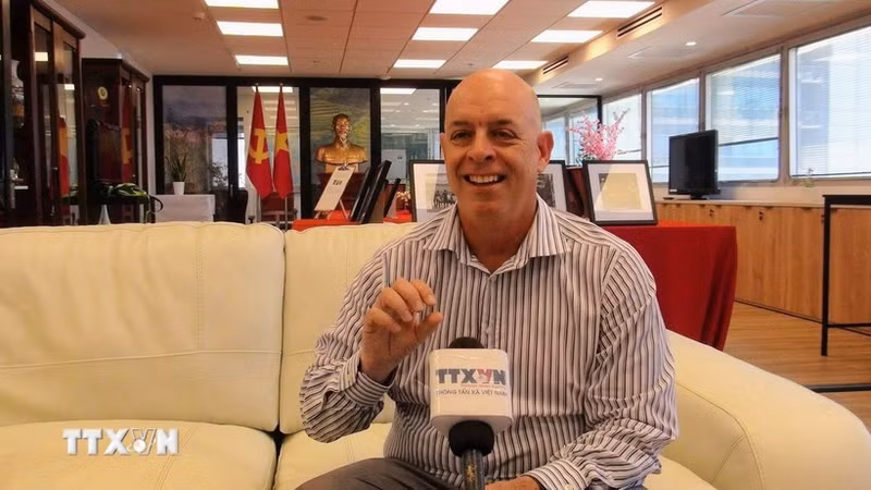 El presidente de la Asociación de Amistad Israel-Vietnam, Eyal Buvilski, en la entrevista. (Foto: VNA)