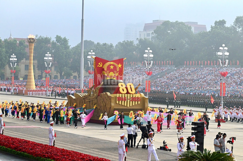 Acto conmemorativo al 80º Día Nacional: Majestuoso desfile militar en la Plaza de Ba Dinh