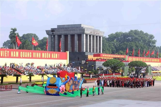 El bloque representativo de las 54 etnias vietnamitas desfilando frente a la tribuna. (Foto: VNA)