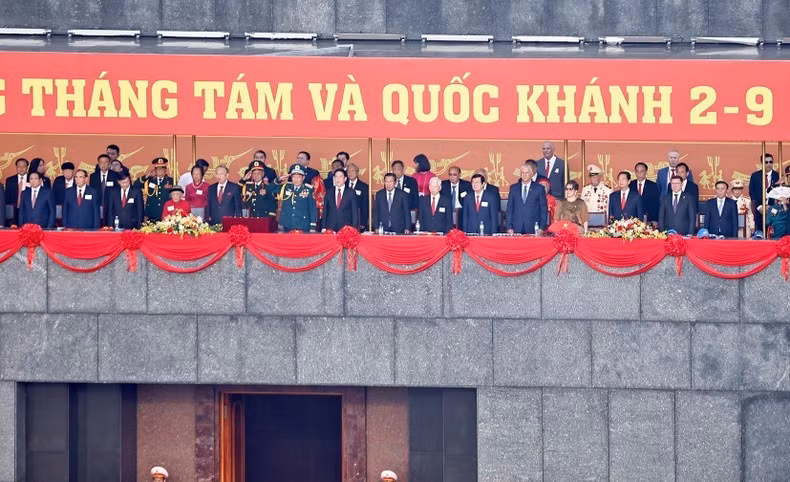 Anteriores y actuales dirigentes del Partido, del Estado asisten a la ceremonia por el 80º aniversario de la Revolución de Agosto y el Día Nacional.