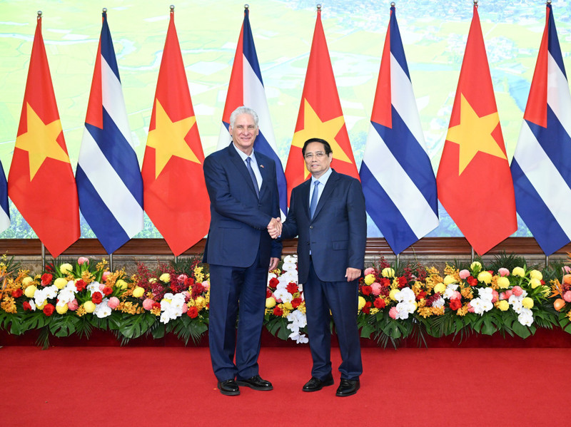 El primer ministro de Vietnam, Pham Minh Chinh, recibe al primer secretario del Comité Central del Partido Comunista de Cuba y presidente de la República, Miguel Díaz-Canel Bermúdez. (Foto: Nhan Dan)