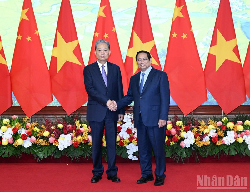 El primer ministro de Vietnam, Pham Minh Chinh, y Zhao Leji, miembro del Comité Permanente del Buró Político y presidente del Comité Permanente de la Asamblea Popular Nacional de China.