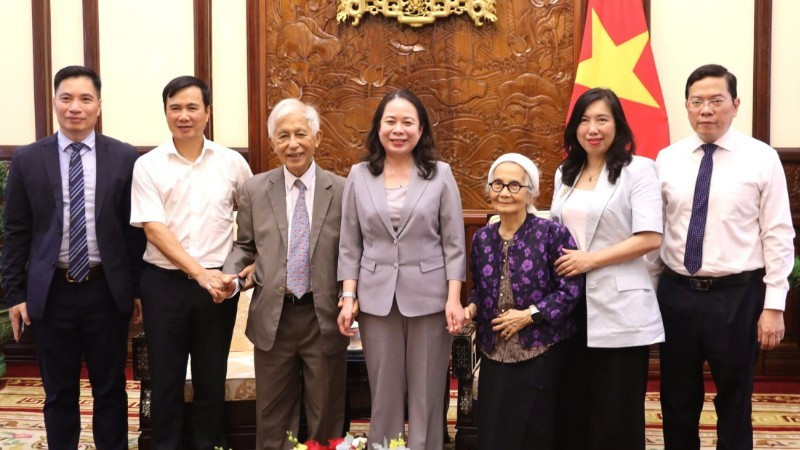 La vicepresidenta de Vietnam, Vo Thi Anh Xuan, reciabe a los profesores vietnamitas-franceses Le Kim Ngoc y Tran Thanh Van, presidente de la Asociación Científica "Encuentros de Vietnam".