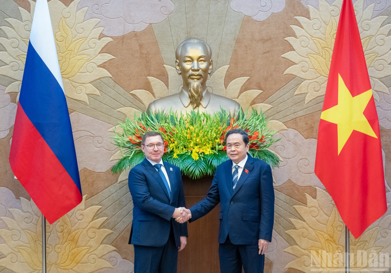 El presidente de la Asamblea Nacional de Vietnam, Tran Thanh Man, y el secretario del Consejo General del Partido Rusia Unida y primer vicepresidente del Consejo de la Federación, Vladímir Vladimirovich Yakushev. (Foto: Nhan Dan)