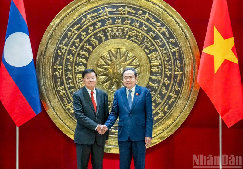 El presidente de la Asamblea Nacional (Parlamento) de Vietnam, Tran Thanh Man, y el secretario general del Partido Popular Revolucionario de Laos (PPRL) y presidente de ese país, Thongloun Sisoulith.