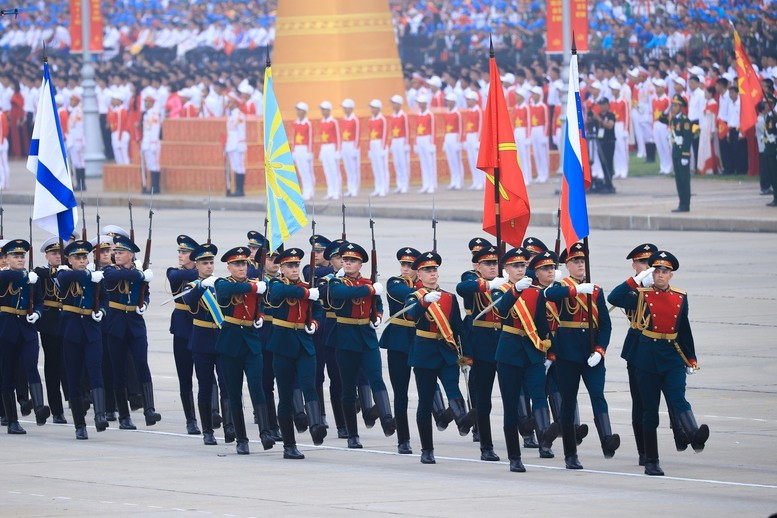 Soldados rusos participan en el desfile. (Foto: baochinhphu.vn)