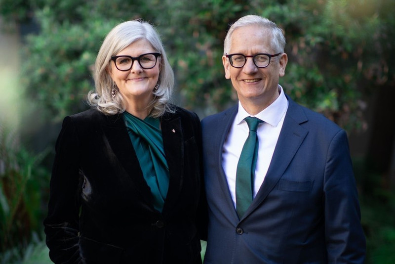 El Gobernador general de Australia, Sam Mostyn, y su cónyuge (Foto: VNA)