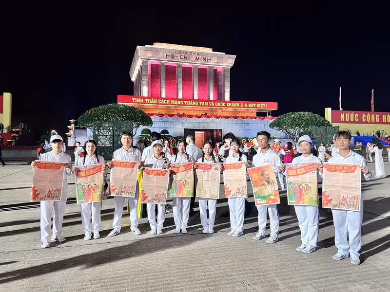 [Foto] Periódico Nhan Dan obsequian a lectores suplemento especial conmemorativo del Día Nacional de Vietnam