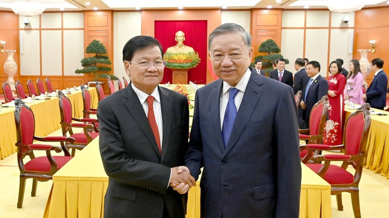 El secretario general del Partido Comunista de Vietnam, To Lam, recibe al secretario general del Partido Popular Revolucionario y presidente de Laos, Thongloun Sisoulith. (Foto: Nhan Dan)