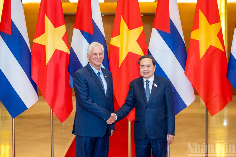 El presidente de la Asamblea Nacional de Vietnam, Tran Thanh Man, y el primer secretario del Comité Central del Partido Comunista de Cuba y presidente de la República, Miguel Díaz-Canel Bermúdez.