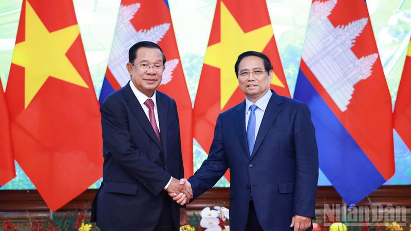 El primer ministro de Vietnam, Pham Minh Chinh, y el titular del Senado y presidente del Partido Popular de Camboya, Samdech Techo Hun Sen.