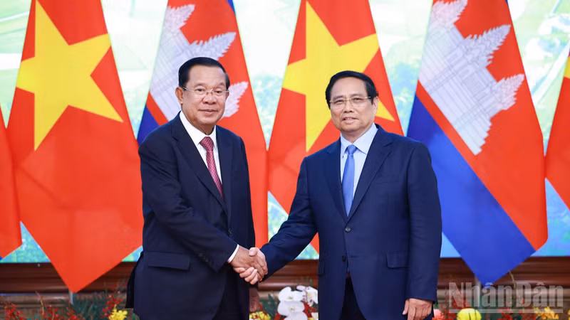 El primer ministro de Vietnam, Pham Minh Chinh, y el titular del Senado y presidente del Partido Popular de Camboya, Samdech Techo Hun Sen.