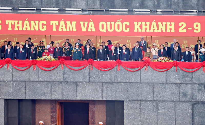 Anteriores y actuales dirigentes del Partido y del Estado asisten al desfile por el 80º aniversario del Día Nacional de Vietnam