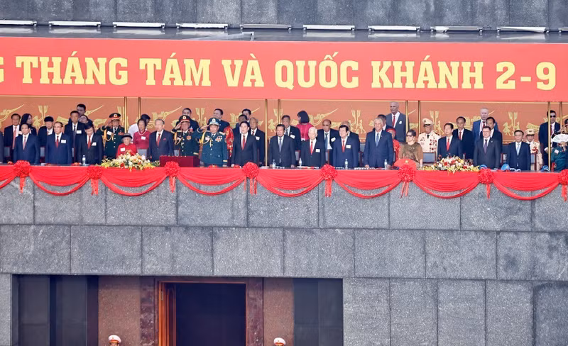 Anteriores y actuales dirigentes del Partido y del Estado de Vietnam asisten al desfile por el 80º aniversario del Día Nacional 