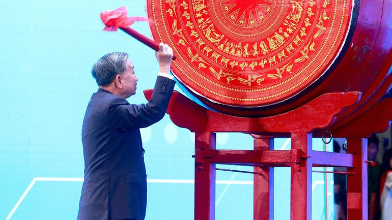 El secretario general del Partido Comunista de Vietnam, To Lam, da el tradicional toque de tambor para marcar el comienzo oficial del nuevo ciclo académico (Foto: Nhan Dan)