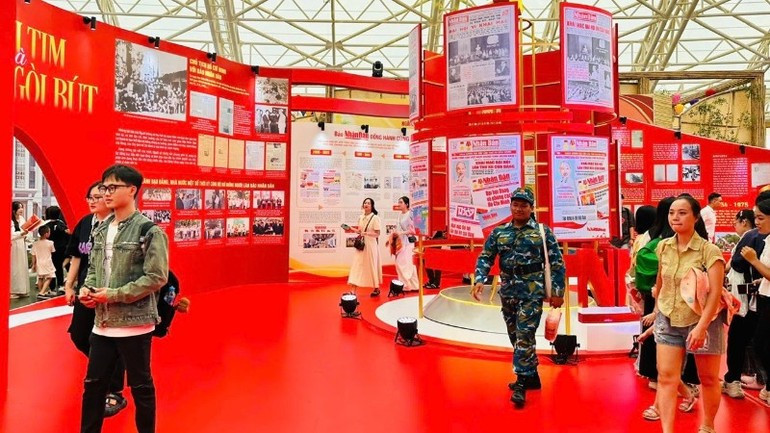 Exposición «Periódico Nhan Dan: Voz del Partido, el Estado y el Pueblo Vietnamita» acoge a miles de visitantes cada día