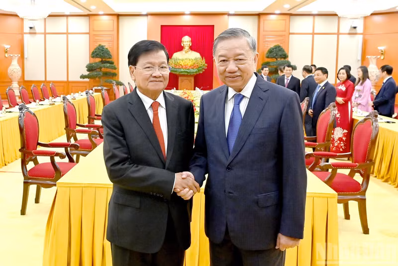 El secretario general del Partido Comunista de Vietnam, To Lam, y el secretario general del Partido Popular Revolucionario y presidente de Laos, Thongloun Sisoulith.
