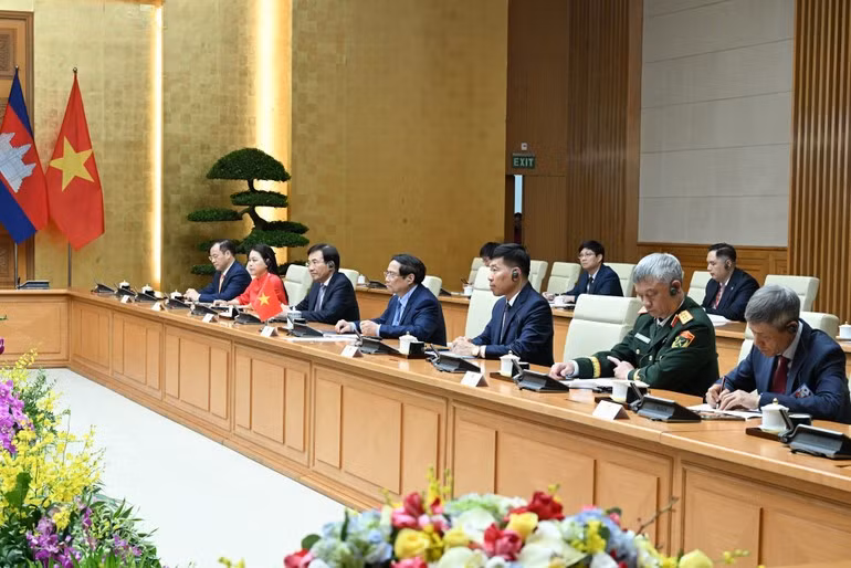 Asistentes vietnamita a la cita.