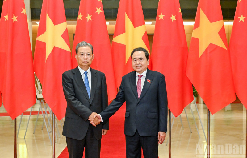 El presidente de la Asamblea Nacional de Vietnam, Tran Thanh Man, y el miembro del Comité Permanente del Buró Político y presidente del Comité Permanente de la Asamblea Popular Nacional de China, Zhao Leji. (Foto: Nhan Dan)