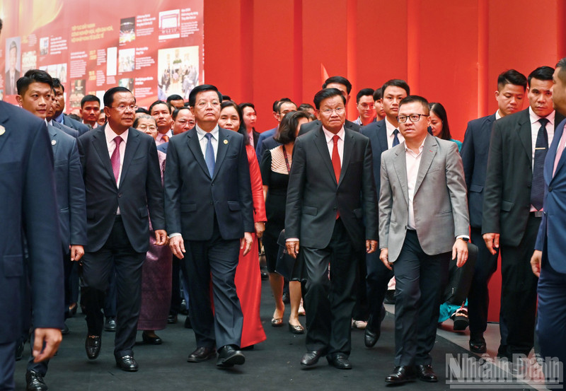El secretario general del Partido Popular Revolucionario y presidente de Laos, Thongloun Sisoulith, y el presidente del Partido Popular (CPP) y titular del Senado de Camboya, Hun Sen, visitan la exposición. (Foto: Nhan Dan)
