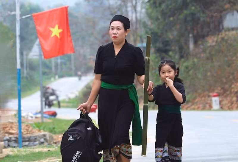 Los niños O'du acompañan a sus abuelas y madres al lugar donde se celebra la ceremonia de bienvenida al primer trueno del año, para que el chamán les dé un nombre oficial.