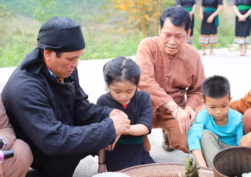 El pueblo O'du calcula la edad de una persona en función del primer trueno del año.