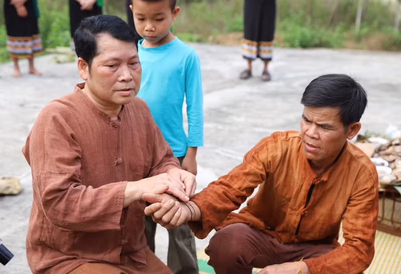 Los adultos también se atan hilos en las muñecas entre ellos con el propósito de mantener el alma dentro del cuerpo, otorgando fuerza, buena suerte y éxito en el trabajo en los campos, en la selva y en la vida diaria.