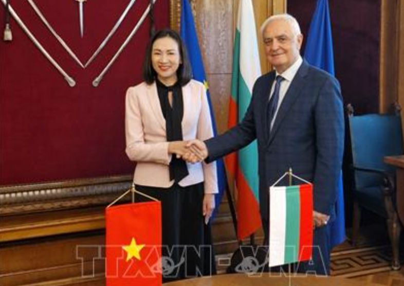 La embajadora vietnamita en Sofía, Nguyen Thi Minh Nguyet, y el ministro de Defensa de Bulgaria, Atanas Zapryanov (Foto: VNA)